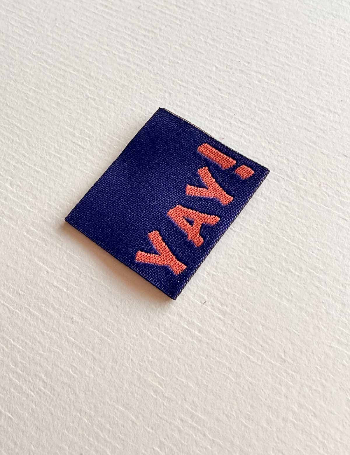 Yay! Aubergine | Gewebtes Nählabel