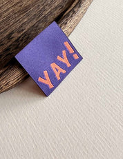 Yay! Aubergine | Gewebtes Nählabel
