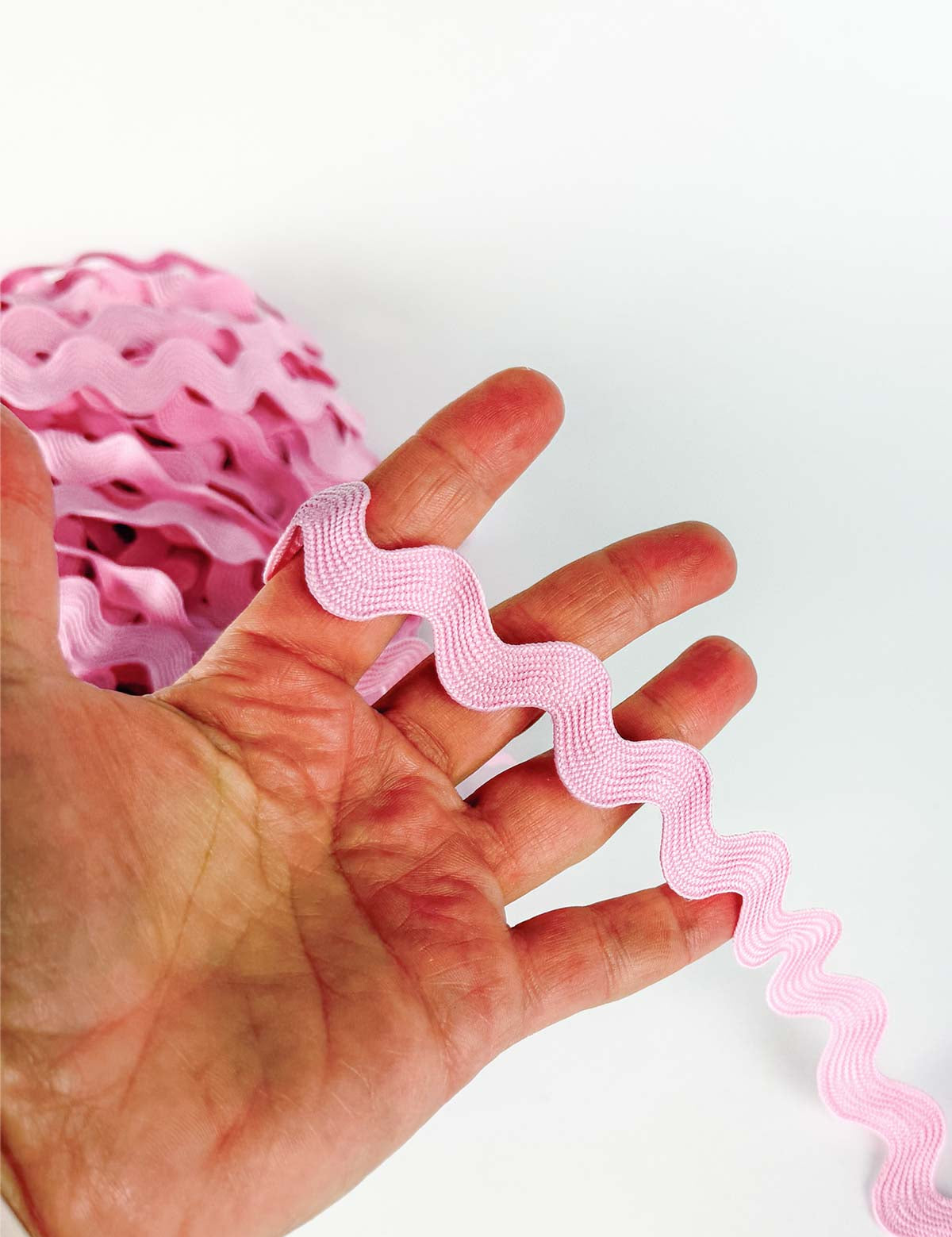 licht-roze-hand-Rebel-Studio-zigzagband-fournituren.jpg